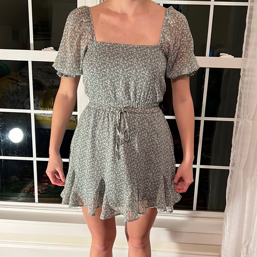 Mon Ami dress from Francesca’s xxs floral pattern with lined skirt